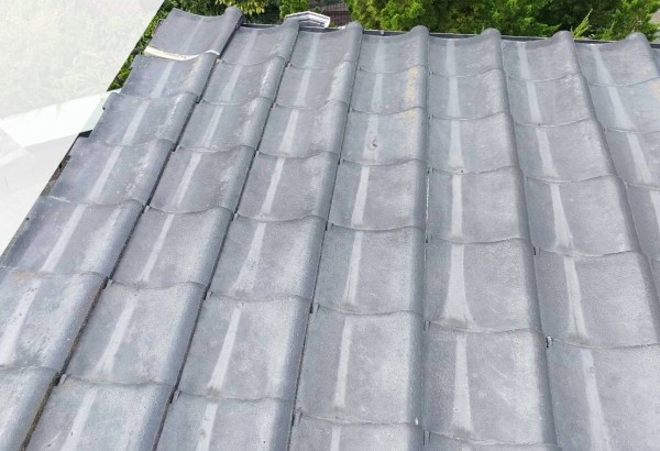 葺き直し工事　施工前　瓦がずれている